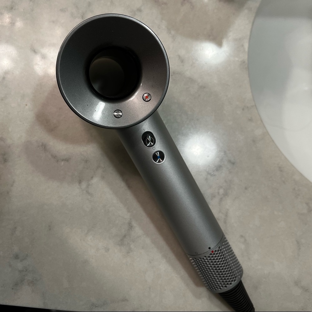 Dyson supersonic hairdryer in White